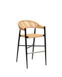 Taburete Provenza con reposabrazos y asiento de cuerda para hostelería en barra de bar.