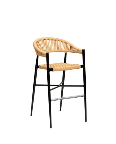Taburete Provenza con reposabrazos y asiento de cuerda para hostelería en barra de bar.