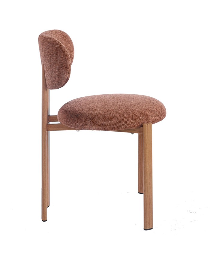 Silla de acero con tapizado rosa café para proyectos de interiorismo.