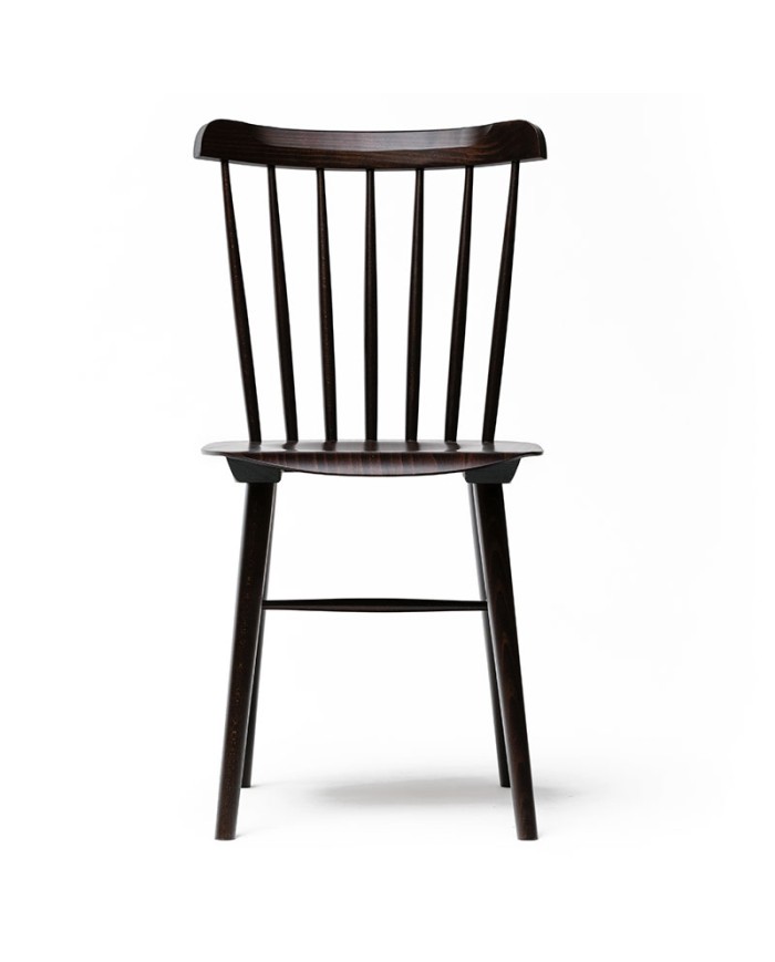 Silla TON Ironica con respaldo de siete varillas de madera curvada.