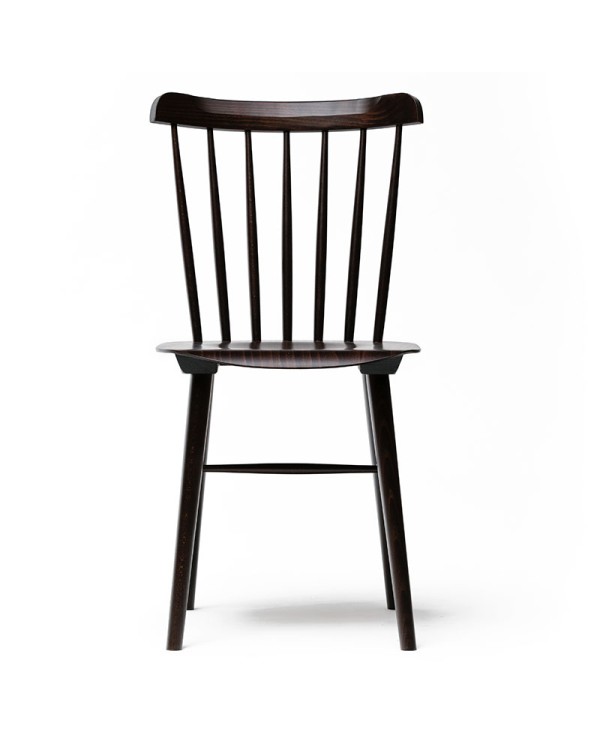 Silla TON Ironica con respaldo de siete varillas de madera curvada.