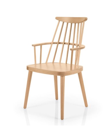 Sillón de madera resistente y funcional, ideal para hostelería interior y hogar.