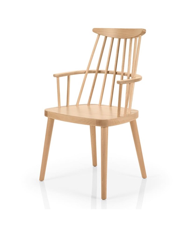 Sillón de madera resistente y funcional, ideal para hostelería interior y hogar.