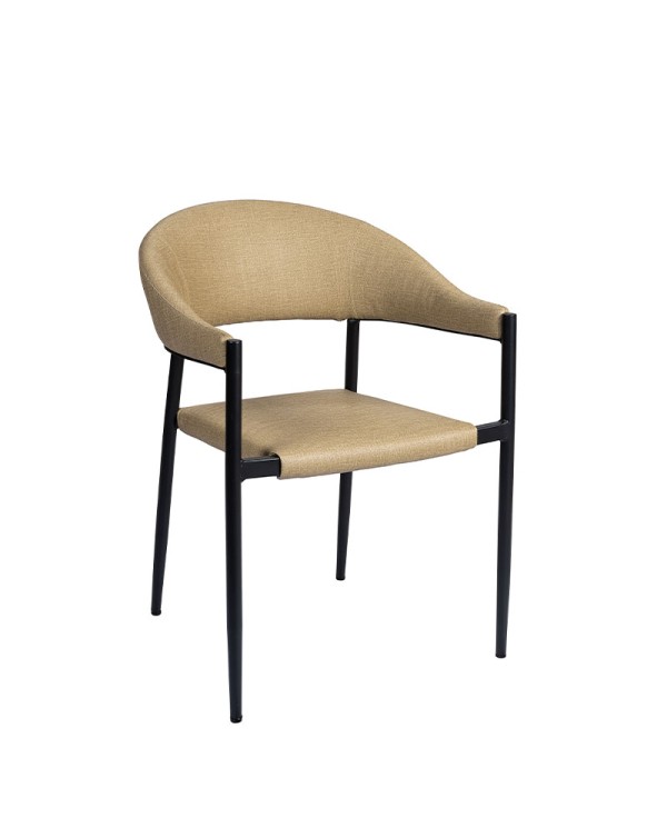 Sillón Nara curvado en metal y tapizado para hogar y hostelería en salón-comedor.