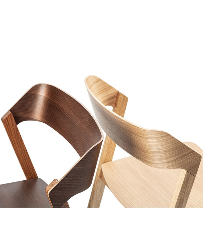 Silla Merano de nogal con respaldo de madera curvada.