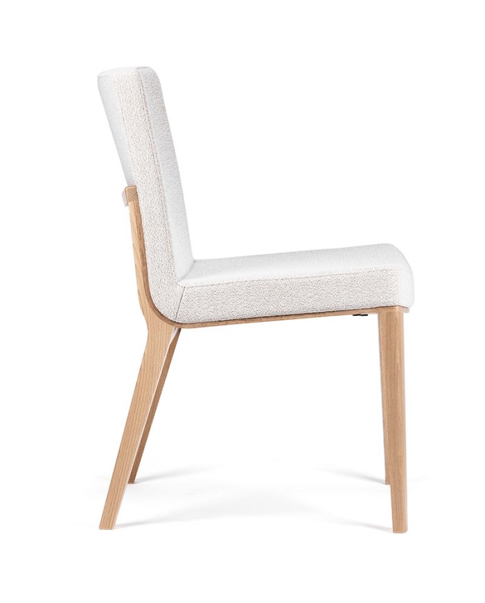 Silla Moritz TON fabricada en madera de haya con tapizado confortable.
