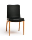 Silla Moritz TON fabricada en madera de roble con tapizado confortable.