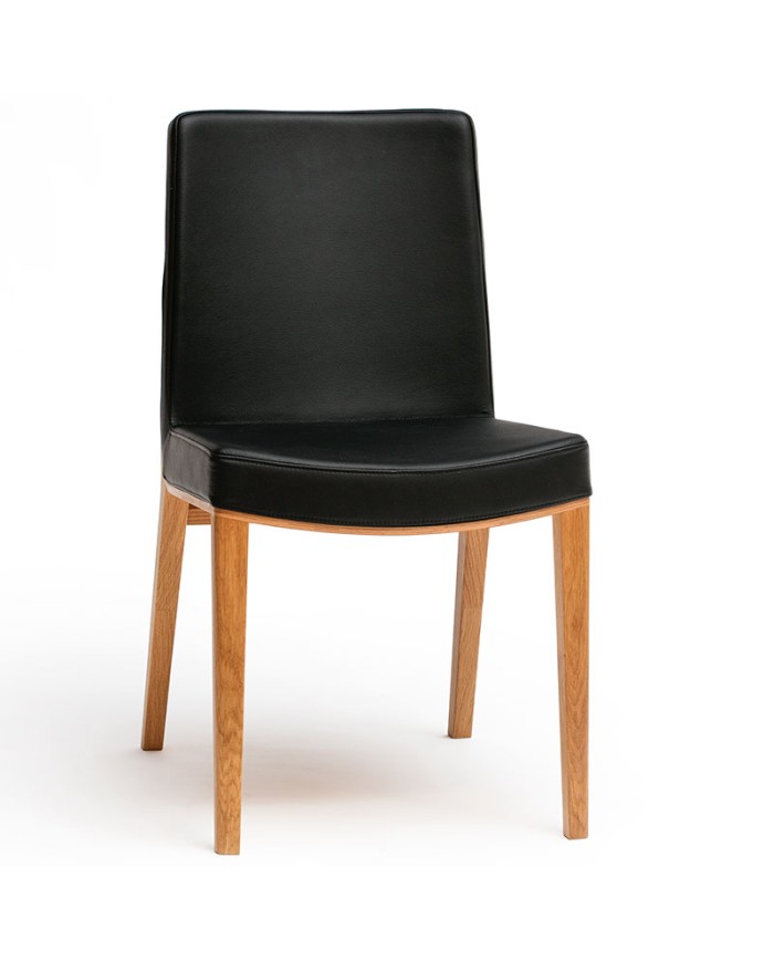 Silla Moritz TON fabricada en madera de roble con tapizado confortable.