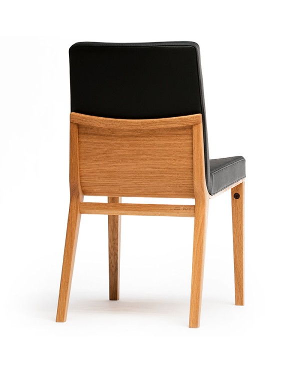 Silla Moritz de roble con respaldo tapizado y estructura de madera.