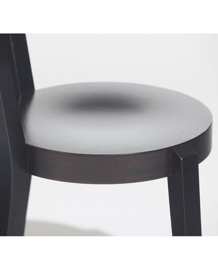 Silla Punton de haya con asiento redondo de madera.