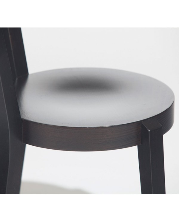 Silla Punton de haya con asiento redondo de madera.