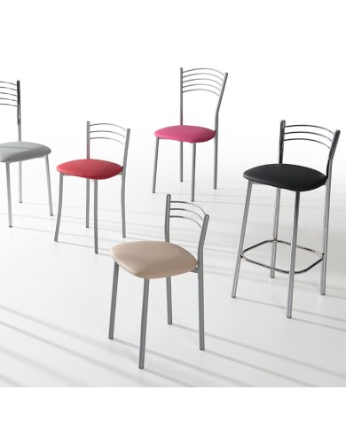 Taburete bajo Marta de Bailen-BHF con estructura en metal y asiento tapizado para cocina.