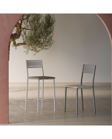 Taburete medio Megaloha de Bailen-BHF con estructura en metal y asiento tapizado para encimera de cocina