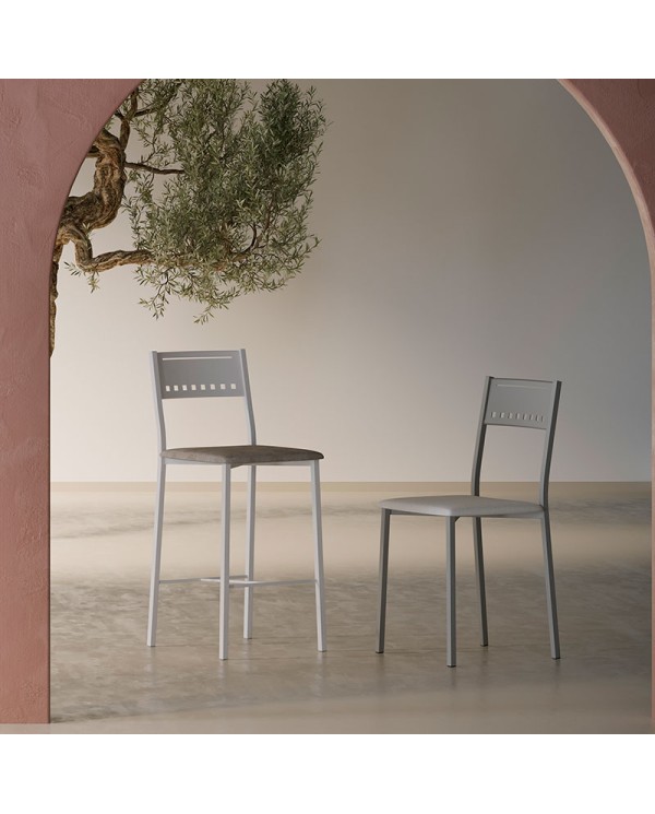 Taburete medio Megaloha de Bailen-BHF con estructura en metal y asiento tapizado para encimera de cocina