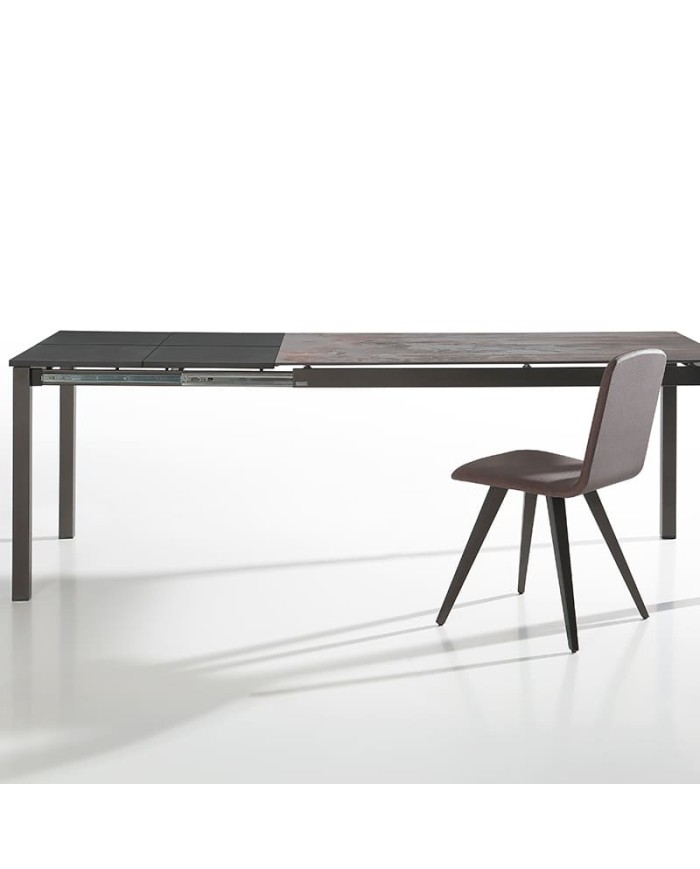 Mesa extensible Dina Bailén-BHF con estructura metálica y encimera en dekton para cocina.
