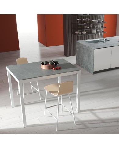 Mesa Leo Fija Bailén-BHF de 90 cm de altura con estructura en metal y encimera de porcelánico para cocina