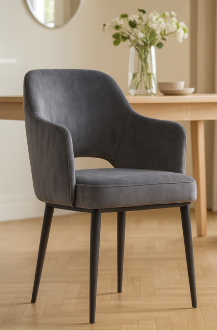 Silla y mesa de madera natural en salón contemporáneo, combinan texturas cálidas con líneas minimalistas para un ambiente acogedor